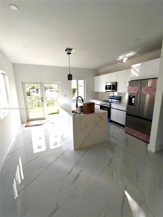 Foto del edificio - 1985 NW 152nd St