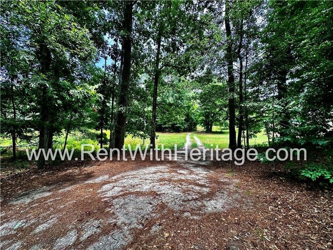 Building Photo - Charming Ranch Home on 1/2 Acre / Nature L...