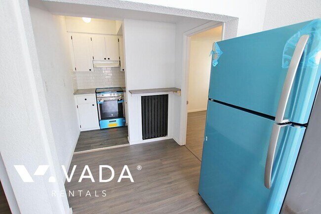Photo du bâtiment - 1 Bedroom Apartment For Rent 2-2308 Clark ...