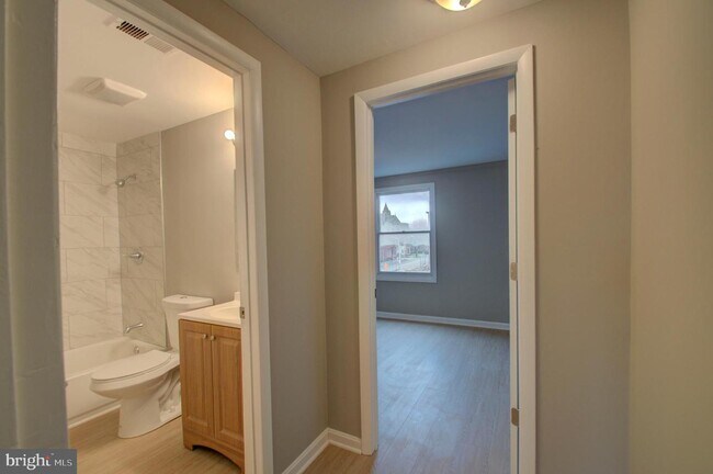 Building Photo - 704 Brune St