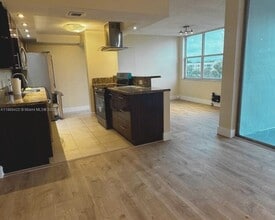 Building Photo - 9431 Live Oak Pl