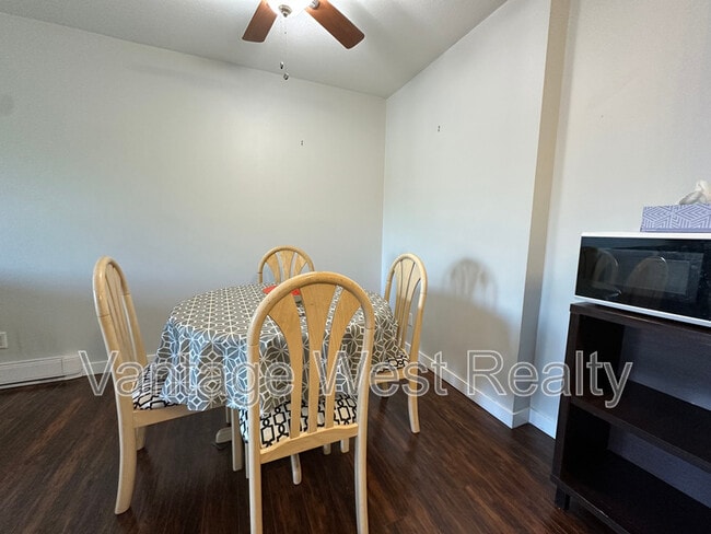 Building Photo - 3160-3160 De Montreuil Ct