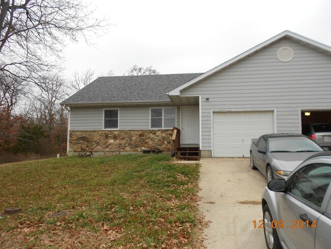 Building Photo - 2 bedroom 2 bath duplex with single car ga...