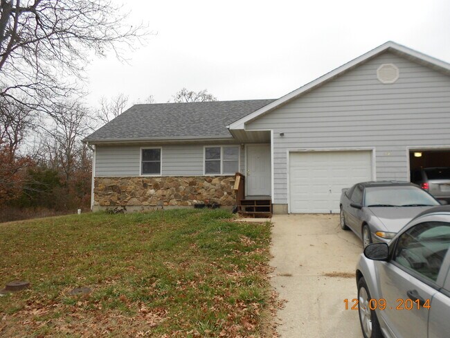 Foto del edificio - 2 bedroom 2 bath duplex with single car ga...