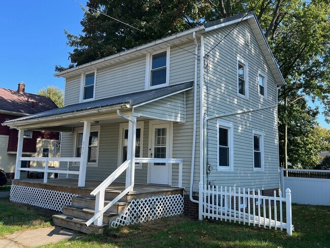Building Photo - Three Bedroom Home