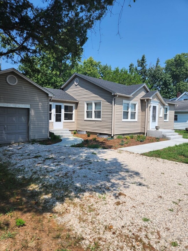 Building Photo - Updated Bungalow