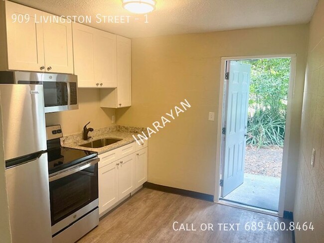 Building Photo - Newly Remodeled 2/1 apartment AVAILABLE NOW