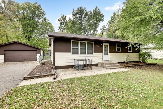 Building Photo - Great 4-Bed 2-Bath Home in Champlin - Available 7/1!