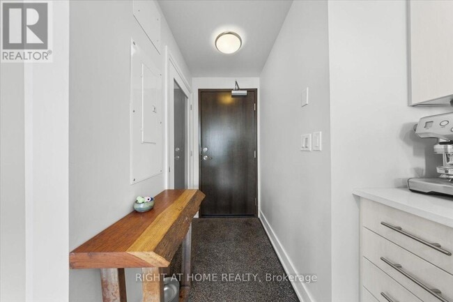 Building Photo - 1035 Bank St