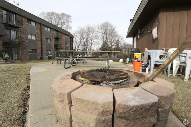 Fire Pit/Picnic Area - York Place Apartments