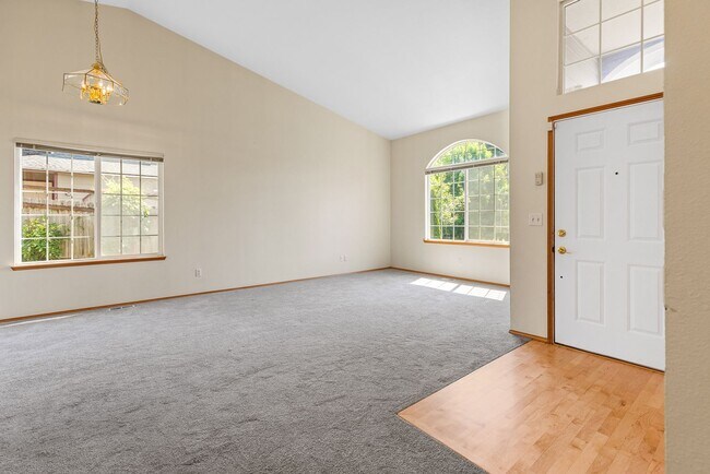 Building Photo - 3 bed 2 bath Benson Hill Area
