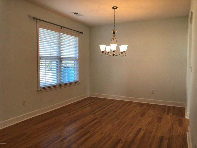 Foto del edificio - 418 Amaryllis Ln