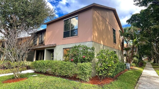 Photo - 501 Sandtree Dr House