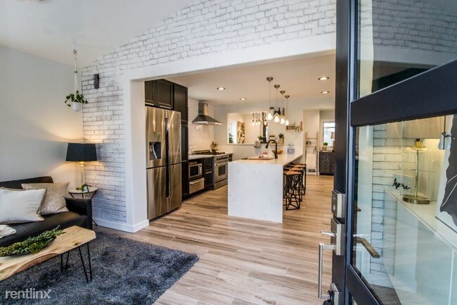 Foto del edificio - 3 br, 2.5 bath Townhome - 5830 Edgehill Dr