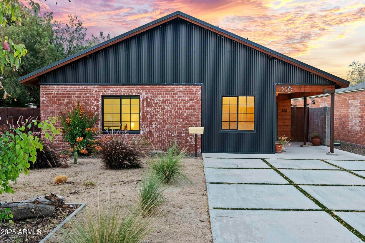 Foto principal - 358 E Whitton Ave