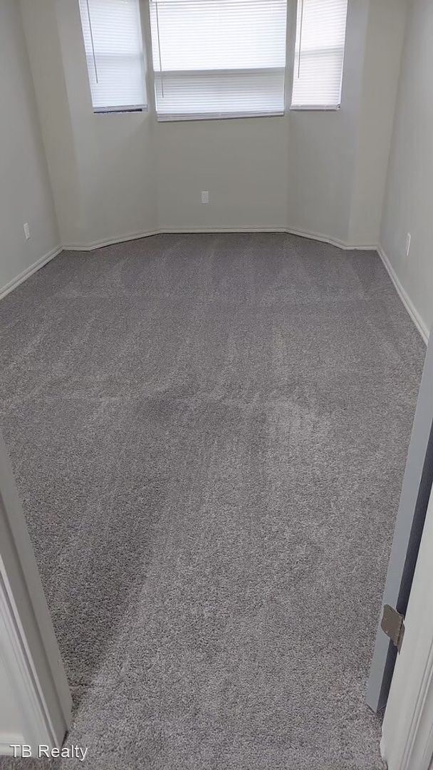 Foto del edificio - 4 br, 1 bath House - 1305 NE 34th St