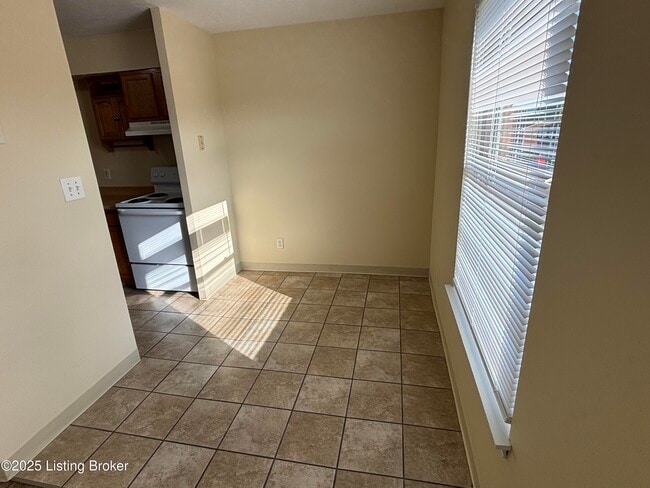 Building Photo - 819 Colonial Park Dr
