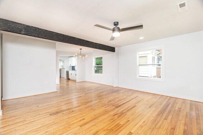 Building Photo - 1104 E Martin St