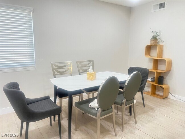 Foto del edificio - 4194 Greenpoint St