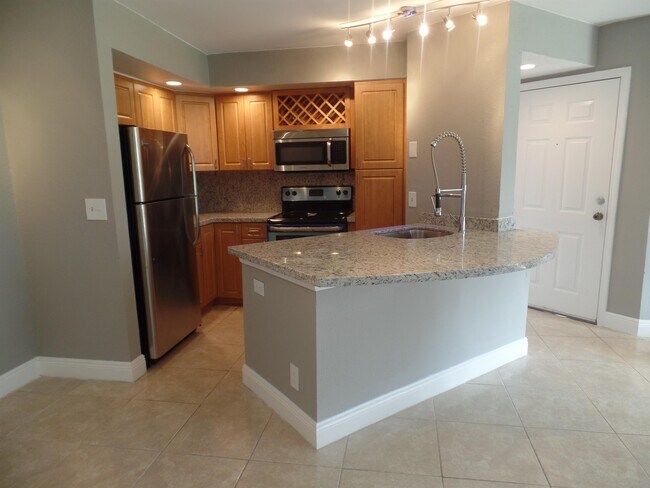 Foto del edificio - 3350 Pinewalk Dr N