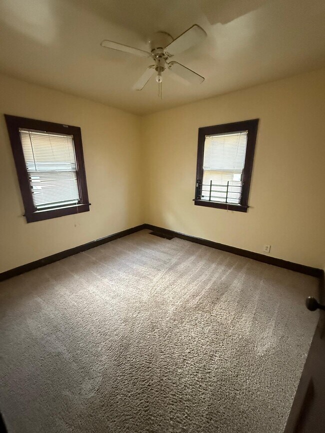 Foto del edificio - 11317 Nelson Ave