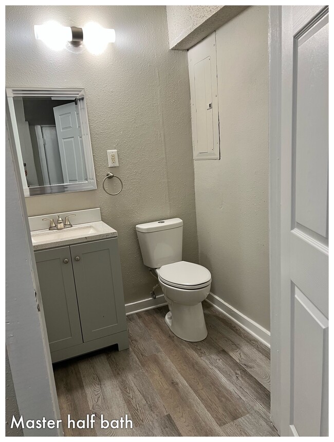 Building Photo - 1001 Main St