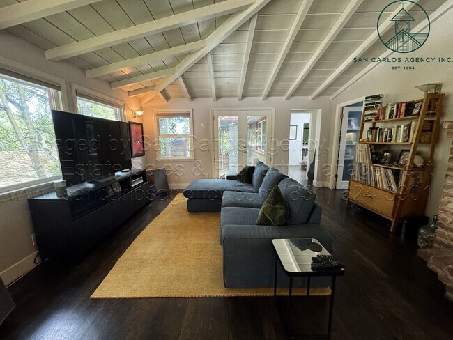 Foto del edificio - Nicely Appointed Two Bedroom Carmel Woods ...