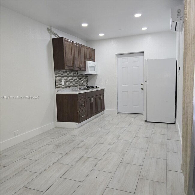 Foto del edificio - 1230 NW 70th St