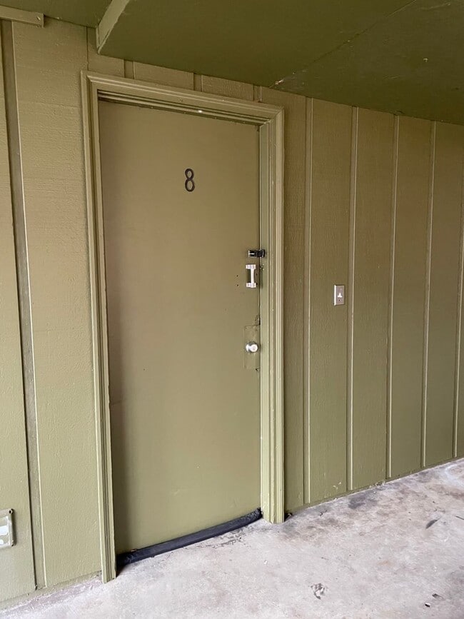 Building Photo - 17420 NE Halsey St