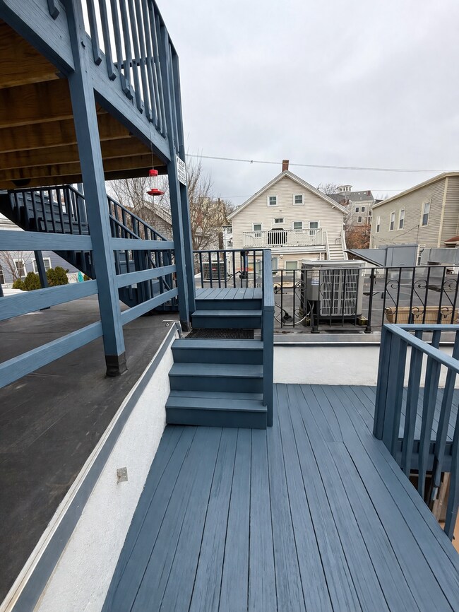Foto del edificio - 585A Somerville Ave