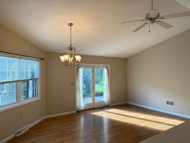 Building Photo - 2 Bedroom 2 Bathroom Townhome In Warwick T...