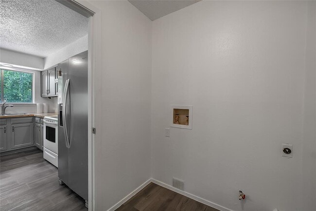 Foto del edificio - 4209 Harcourt Dr