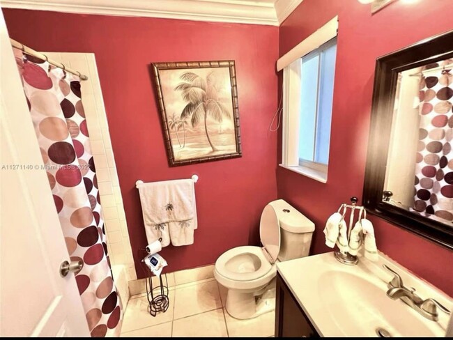 Modern bathrooms - 13918 SW 172nd Ter