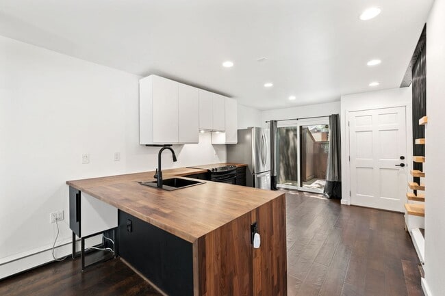 Building Photo - LUXURY KITCHEN, QUIET WEST END SETTING WITH OPEN SPACE AND CREEK ACCESS