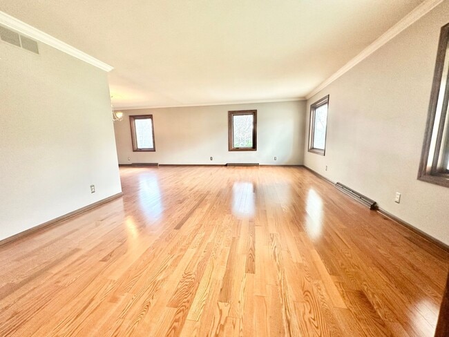 Building Photo - Picturesque Mequon Ranch Rental