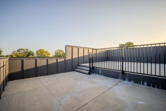 Foto del edificio - Rooftop Living Steps from Greenville Ave | 3BR/3.5BA Townhome