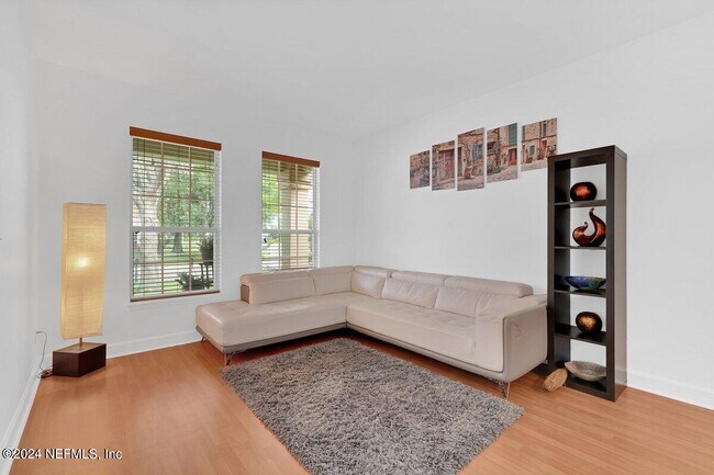 Foto del edificio - 601 Spruce Creek Rd