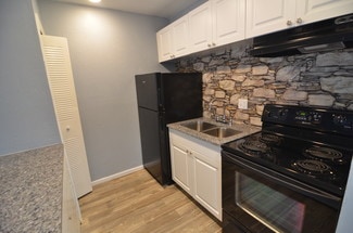 KITCHEN VIEW - Hideaway Oaks Studios