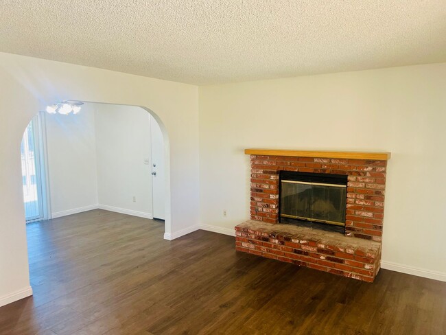 Building Photo - 3 bedroom 2 bathroom Home in the City of Hesperia!