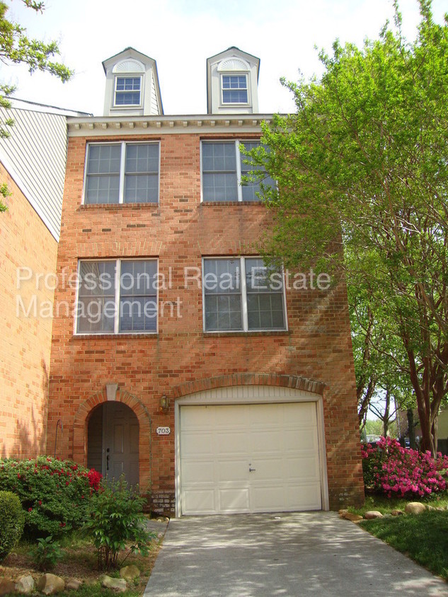 Foto principal - 703 Todd Trail, Newport News, VA