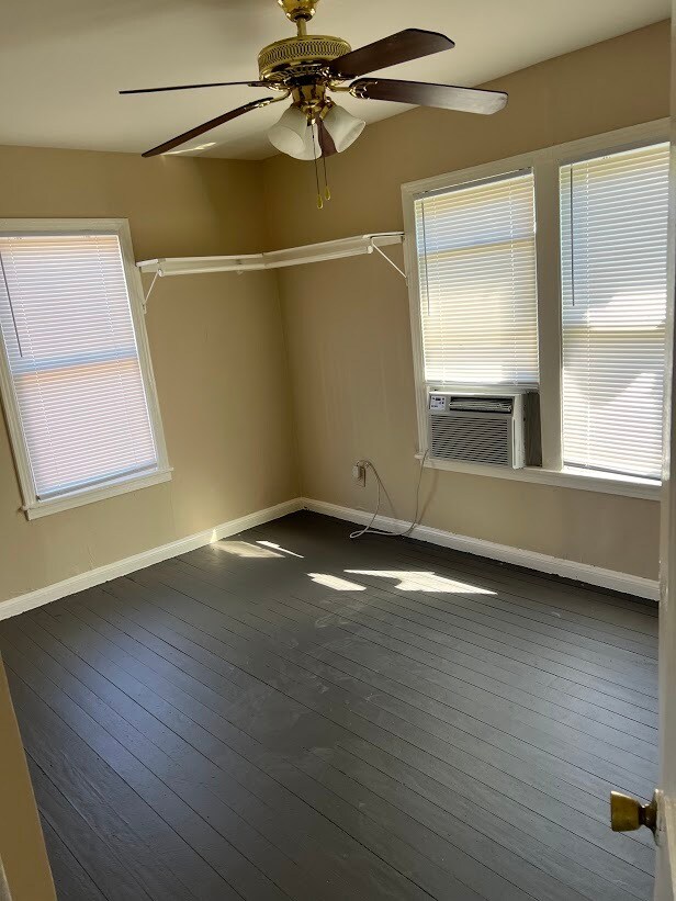 Dormitorio, vista parcial. Tiene capacidad para una cama king size. También cuenta con un armario. - 1162 W 24th St