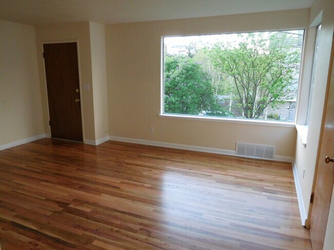 Building Photo - Magnolia Duplex Available May 5th