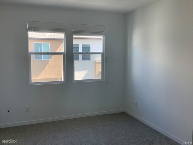 Building Photo - 3 br, 4 bath Townhome - 420 Broadway Dr