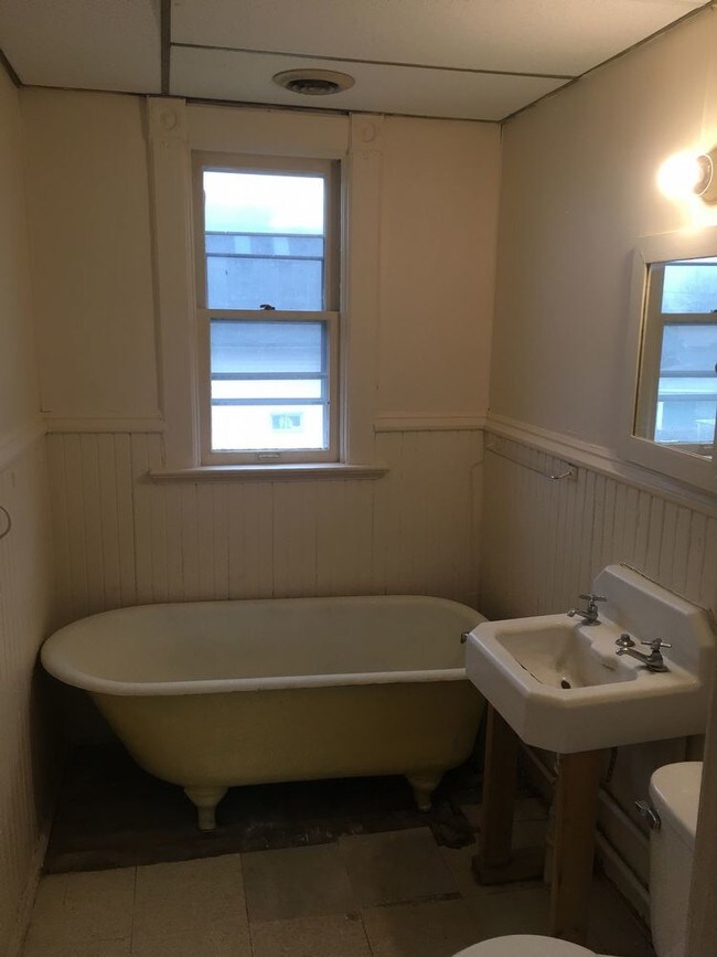 Building Photo - 2741 N 6th Street - 3 Bedroom Upper
