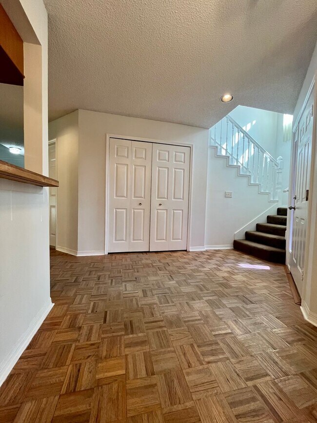 Building Photo - Newly Listed 2 Bed / 2.5 Bath Townhouse wi...
