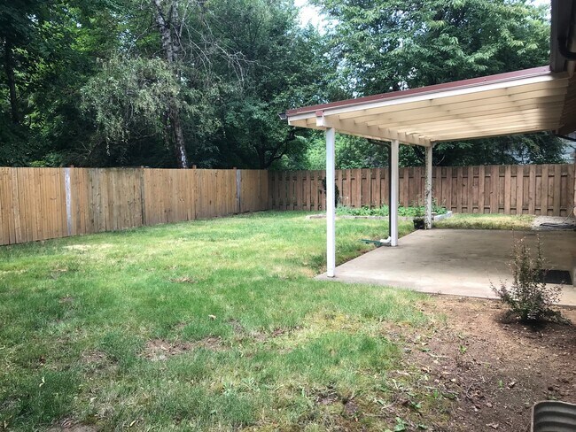 Building Photo - Single-Level Gresham Home / Large Backyard...