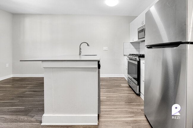 Building Photo - 902 Romeria Dr