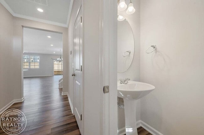 Building Photo - Like new townhome with easy access to 540