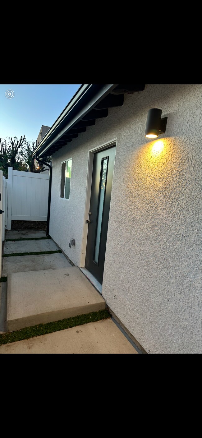 Entrada principal - 10201 Eton Ave