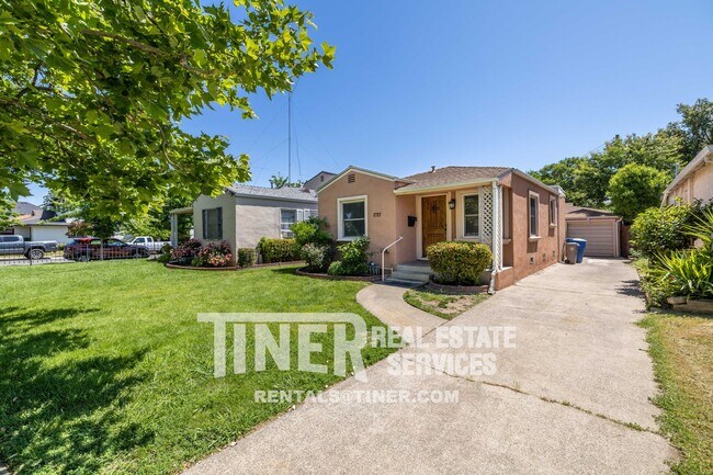 Building Photo - Charming E. Sac Bungalow